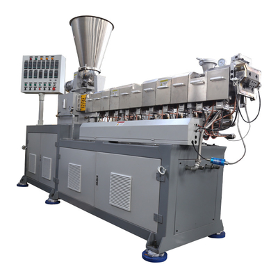 Gebruikte dubbele twee-schroef-extruder Grijze kleur 600 tpm snelheid tweedehands kunststof-extruder